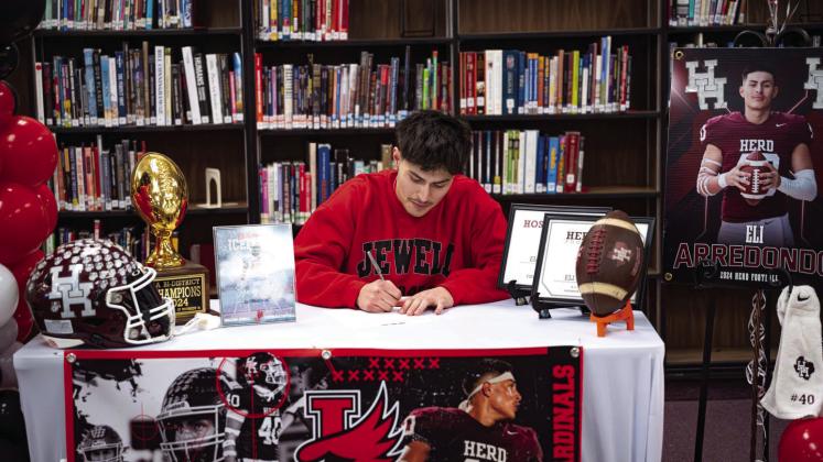 ARREDONDO SIGNS WITH JEWELL