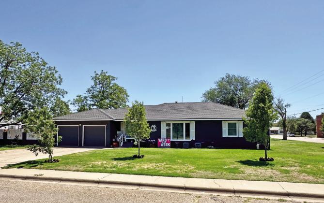 Yard of the Week – 200 N. El Paso – Cruz Family Home