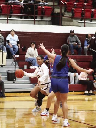 Iceland Kelly drives to the basket