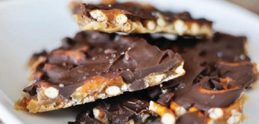 Salted Chocolate Toff ee Pretzel Bark