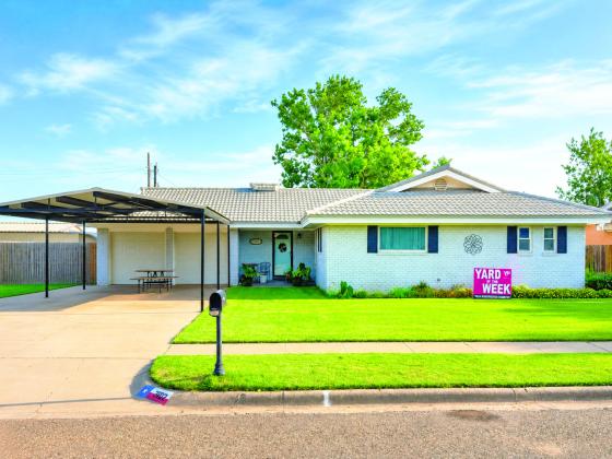 Yard of the week - 203 Apache Trail - Joe and Sally Murrell