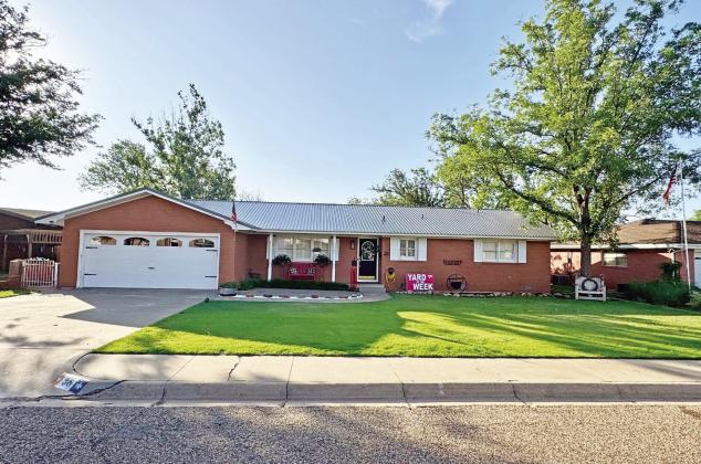 Yard of the Week – 38 Crockett - Breland and Teresa Ledbetter