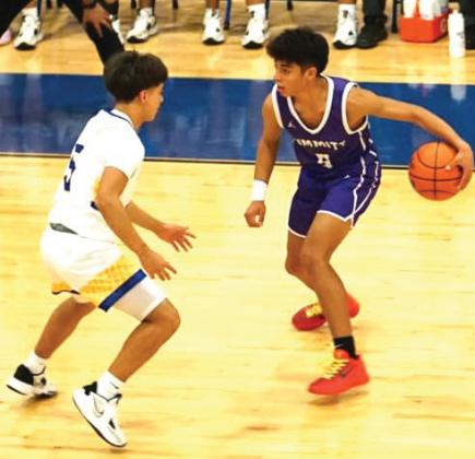 Bobcats’ top shooter Frankie Cortez on offense against Hale Center. (photo by Arnoldo Ogaz, Dimmitt Sports Media)