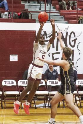 Kavin Powell shoots from outside