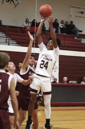 Deshaun Yarbrough shoots over the defenders