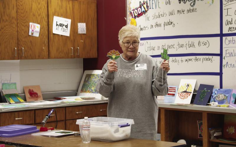 Nancy Bonds from Mom’s She Shed visited in the Tulia Junior High Art Class. She brought stained glass pieces to show the students. She showed them how to cut the class and put the pieces together to make the finished piece.
