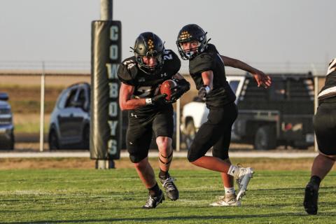 Kried Cluck hands the ball off to HP Baggerman