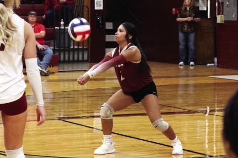 Mayci Del Toro passes the ball
