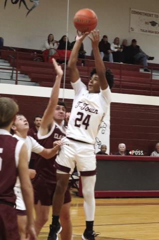 Deshaun Yarbrough shoots over the defenders
