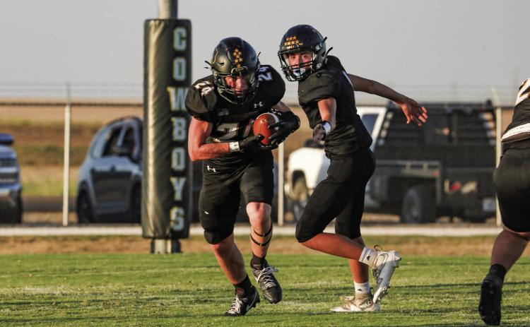 Kried Cluck hands the ball off to HP Baggerman