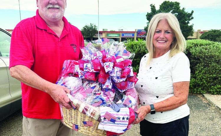 Tulia VFW Auxiliary presented the Patriotic basket to winner Simona Simmon. Her husband Milton bought the winning ticket for her. The drawing was held during Picnic week.